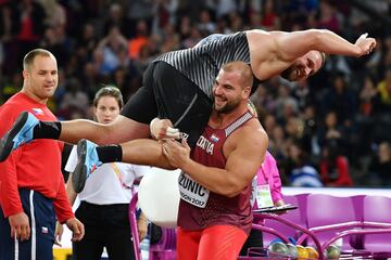 El atleta croata Stipe Zunic levanta al campeón neozelandés de lanzamiento de peso Tomas Walsh.