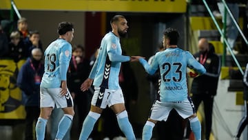 BARCELONA, 04/12/2025.- El delantero del Celta Borja Iglesias (c) celebra con Hugo Álvarez (d) tras marcar ante el Sant Andreu, durante el partido de la segunda eliminatoria de la Copa del Rey que Sant Andreu y Celta de Vigo disputan este jueves en el estadio Narcís Sala. EFE/ Enric Fontcuberta