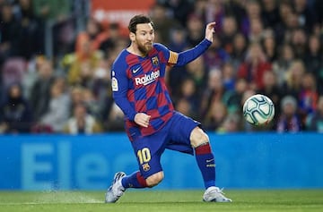 Messi controla un balón.