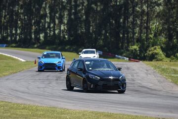 En la Región de la Araucanía Ford presentó por primera vez en Chile el Focus RS. Desde la línea de performance de la marca llega con un motor de 2.3 litros y 350 hp de potencia.
La presentación se llevó a cabo en Pucón y luego se realizó una prueba del vehículo en el autódromo Interlomas de Temuco.