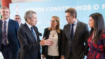 Carlos Mouri&ntilde;o, presidente del Celta, conversa con Ana Pastor, Alberto N&uacute;&ntilde;ez Feijoo y Nidia Ar&eacute;valo durante un acto organizado por el club vigu&eacute;s en diciembre de 2017. 