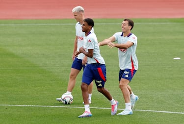 Lamine Yamal y Oyarzabal durante el entrenamiento.