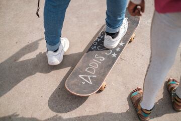Las ni?as patinan en un parque de skate como parte de un entrenamiento semanal del grupo Ethiopian Girls Skate, en Addis Abeba, Etiop¨ªa. El Ethiopian Girls Skate es una iniciativa que promueve el skateboarding entre ni?as de diferentes or¨ªgenes sociales para para mejorar su salud mental y empoderarlas. El grupo fue fundado hace 2 a?os por los skaters Sosina Chala y Mickey Asfaw, y en ¨¦l participan alrededor de 35 chicas.