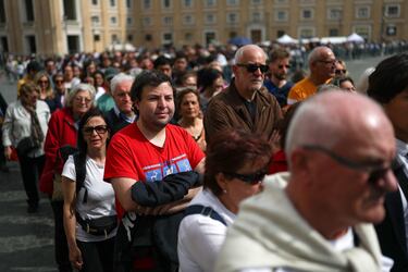 Cientos de personas esperan para despedirse del papa Francisco en la Basílica de San Pedro. 