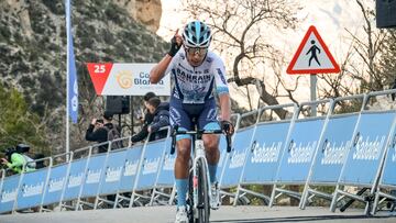 GRAFCVA5280. BENIFATO (ALICANTE), 06/02/2025.- El corredor colombiano Santiago Buitrago (Bahrain) se adjudicó la segunda etapa de la Volta a la Comunitat Valenciana-Banc Sabadell, entre La Nucía y Benifato de 166 kilómetros. EFE/Pablo Miranzo