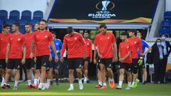 Los jugadores del Sevilla, ayer por la tarde, en el c&eacute;sped del Schauinsland-Reisen-Arena de Duisburgo antes del entrenamiento.