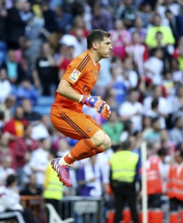 El guardameta del Real Madrid, Iker Casillas, en un momento del encuentro correspondiente a la última jornada de primera división, que disputan esta tarde frente al Getafe en el estadio Santiago Bernabéu, Madrid. 