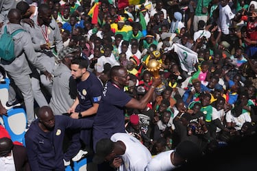 La selección de Senegal celebra con su afición el triunfo en la Copa África por las calles de Dakar.