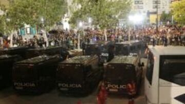 Agentes de la policía vigilan un partido.