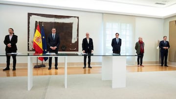 El vicepresidente de Derechos Sociales y Agenda 2030, Pablo Iglesias; el presidente del Gobierno, Pedro Sánchez; el secretario general de CCOO, Unai Sordo; el presidente de la CEOE, Antonio Garamendi; el secretario general de UGT, Pepe Álvarez, y el presidente de la patronal de las pymes (Cepyme), Gerardo Cuerva (izda a dcha), durante la firma este lunes del acuerdo con el que se prorrogan los expedientes de regulación temporal de empleo (ERTE) por fuerza mayor hasta el 30 de junio.