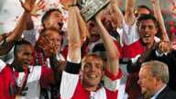 <b>CAMPEONES.</B> El Feyenoord se impuso al Borussia en la UEFA.