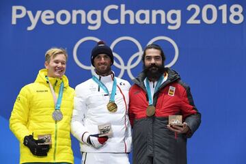 Regino Hernández en el podio con su medalla.