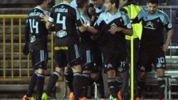 Los jugadores del Celta celebran uno de sus goles al Granada.