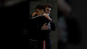 El abrazo de despedida de Juanfer a Julián Álvarez