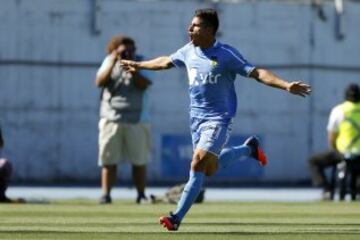 El jugador de O'Higgins, Gaston Lezcano, celebra su gol contra Universidad Católica.