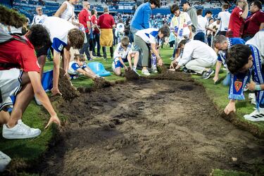 Miles de aficionados invaden el campo en busca de un último recuerdo. 