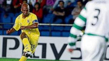 <b>CONTROL DEL PARTIDO Y GOLAZO. </b>El internacional hispano-brasileño Marcos Senna tomó el mando del partido, distribuyó con mucho oficio y anotó un auténtico golazo de falta desde 30 metros.