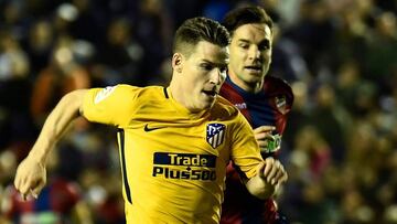 Atletico Madrid's forward from France Kevin Gameiro (L) vies with Levante's defender Tono Garcia during the Spanish league football match Levante UD against Club Atletico de Madrid at the Ciutat de Valencia stadium in Valencia on November 25, 2017. / AFP PHOTO / JOSE JORDAN