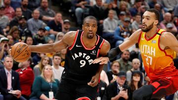AME3108. SALT LAKE CITY (ESTADOS UNIDOS), 09/03/2020.- Serge Ibaka (i) de Toronto Raptors en acción ante Rudy Gobert (27) de Utah Jazz este lunes, durante un juego de la NBA, entre Toronto Raptors y Utah Jazz, en Vivint Smart Home Arena de Salt Lake City, Utah (Estados Unidos). EFE/ George Frey