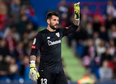 Jugó en el Valencia durante la temporada 2022‑23. Su paso por Mestalla fue testimonial, con un partido oficial en Copa del Rey. 