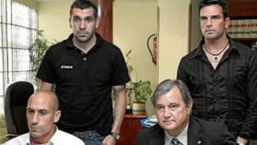 <b>LA AFE RESPALDÓ A LOS JUGADORES</b> Gerardo González Movilla, presidente de la AFE, arropó en la rueda de prensa a los jugadores del Levante: Rubiales, a su izquierda, Descarga, a su derecha. Arriba, Serrano (izquierda) y Cavallero (derecha).
