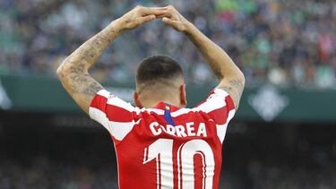Correa celebra el primer gol en el Betis-Atlético.