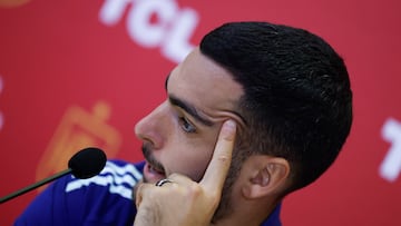 LAS ROZAS (MADRID), 08/10/2025.- Los jugadores Marc Cucurella y Mikel Merino (en la imagen) durante la rueda de prensa ofrecida este miércoles en la Ciudad del Fútbol de Las Rozas, para presentar un nuevo patrocinador de la selección. EFE/Javier Lizón