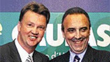 <b>HOLA LUIS, CIAO RIVALDO...¿Y ROMÁN?</B>. El pasado verano, Gaspart pensó en el regreso de Van Gaal como solución. Eso provocó la marcha (gratis) de Rivaldo. Y fichó a Riquelme.