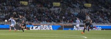 2-1. Carlos Vela marca el gol de la victoria en el minuto 90.