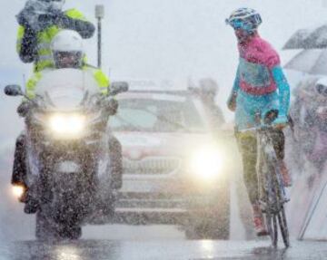 La nieve, el viento y el frío fueron los protagonistas de la penúltima jornada del Giro de Italia.