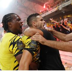 AEK Atenas de Orbelín Pineda golea al Ionikos en la Liga Griega