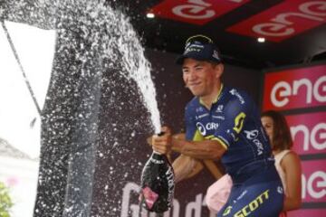 Caleb Ewan gana por media rueda a Fernando Gaviria en la meta de Alberobello.