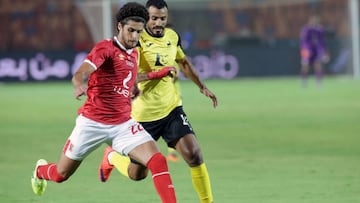 Cairo (Egypt), 04/09/2020.- Al-Ahly player Ahmed El Sheikh (L) in action against Wadi Degla SC player Hossam Arafat (R) during the Egyptian Premier League soccer match between Al-Ahly and Wadi Degla SC at Cairo Stadium in Cairo, Egypt, 04 September 2020. 