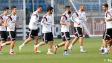 El Real Madrid se ejercit¨® por ¨²ltima vez antes de viajar a Bulgaria.