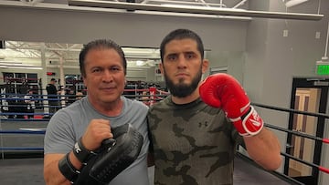 Javier Méndez e Islam Makhachev durante un entrenamiento.
