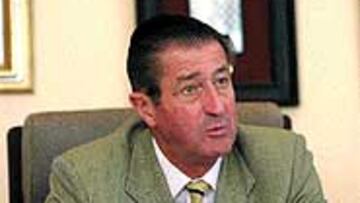 El presidente del Sporting, Manuel Vega-Arango, trabaja para solucionar los problemas económicos del club.