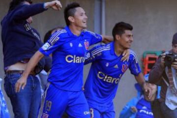 Canales festeja junto a Rubio el segundo tanto universitario.