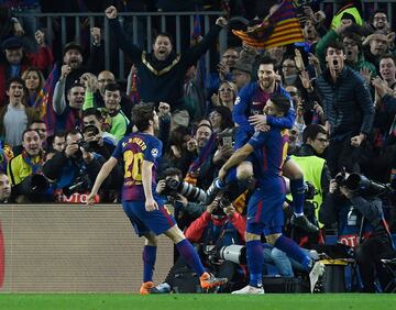 1-0. Messi celebró el primer gol con Luis Suárez.