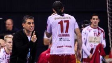 Javier González co0menta con Garabaya