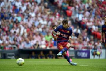 Lionel Messi falla el penalti. 
