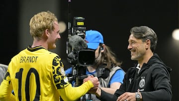 Borussia Dortmund's German midfielder #10 Julian Brandt shakes hands with his Croatian head coach Niko Kovac after winning the FIFA Club World Cup 2025 round of 16 football match between Germany's Borussia Dortmund and Mexico's Monterrey at the Mercedes-Benz Stadium in Atlanta on July 1, 2025. (Photo by JUAN MABROMATA / AFP)
