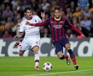 Neymar pelea un balón con Andrea Poli.