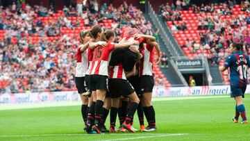 Las jugadoras del Athletic celebran el gol de Gimbert en San Mamés.