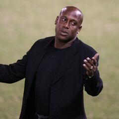 Hernán Medford critica a árbitros en Costa Rica: “Parecen Messi o Cristiano Ronaldo”