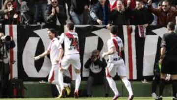 ChoriDom&iacute;nguez celebra con sus compa&ntilde;eros, el brasile&ntilde;o Leo Baptistao y Casado, el gol marcado al RCD Espanyol.