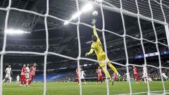 Maximiano evitando un gol.