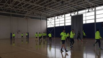 Los jugadores del Villarreal entrenan en el polideportivo Sebasti&aacute;n Mora a causa de las lluvias.