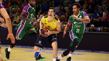 GRAF5239. MÁLAGA, 06/01/2019.- El jugador Rodrigo San Miguel penetra ante la oposición de Brian Roberts (d), durante el partido que enfrenta al Unicaja con el Iberostar Tenerife correspondiente a la jornada 15 de la liga Endesa y que se disputa en el Palacio de los Deportes "José María Martín Carpena". EFE/Álvaro Cabrera.