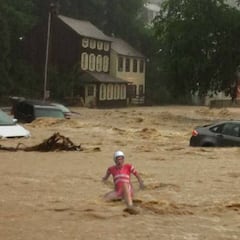 Los ciclistas protestan de forma irónica por los charcos de la crono Sub-23