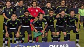 Paul Aguilar y Miguel Lay&uacute;n, en la foto de la selecci&oacute;n mexicana previo al partido frente a Cuba en la Copa Oro del 2015.